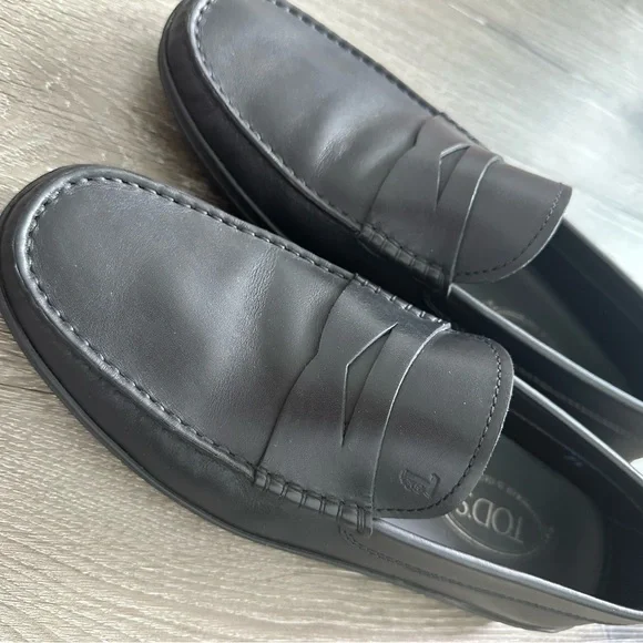 Tod's Men's Black Leather Slip-On Loafers - Picture 11 of 11